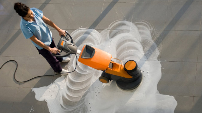 Manet propose parmi ses prestations les traitement spécifique des sols à l'aide d'auto-laveuse