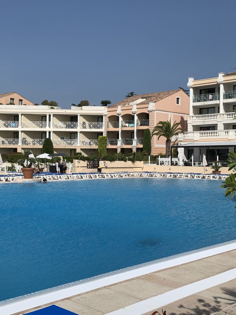 Manet met à disposition des agents de service pour entretenir la piscine de votre copropriété