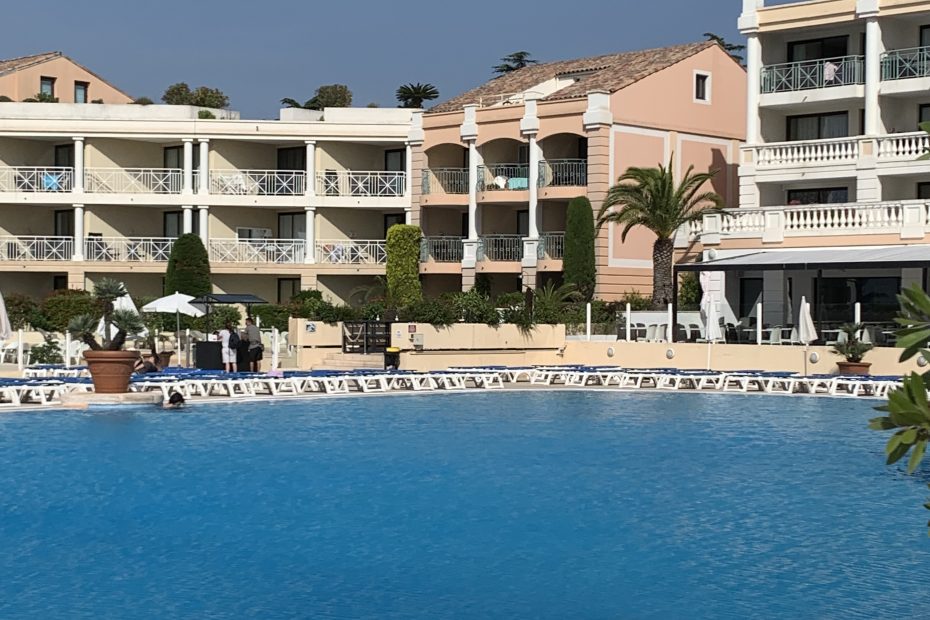 Manet met à disposition des agents de service pour entretenir la piscine de votre copropriété