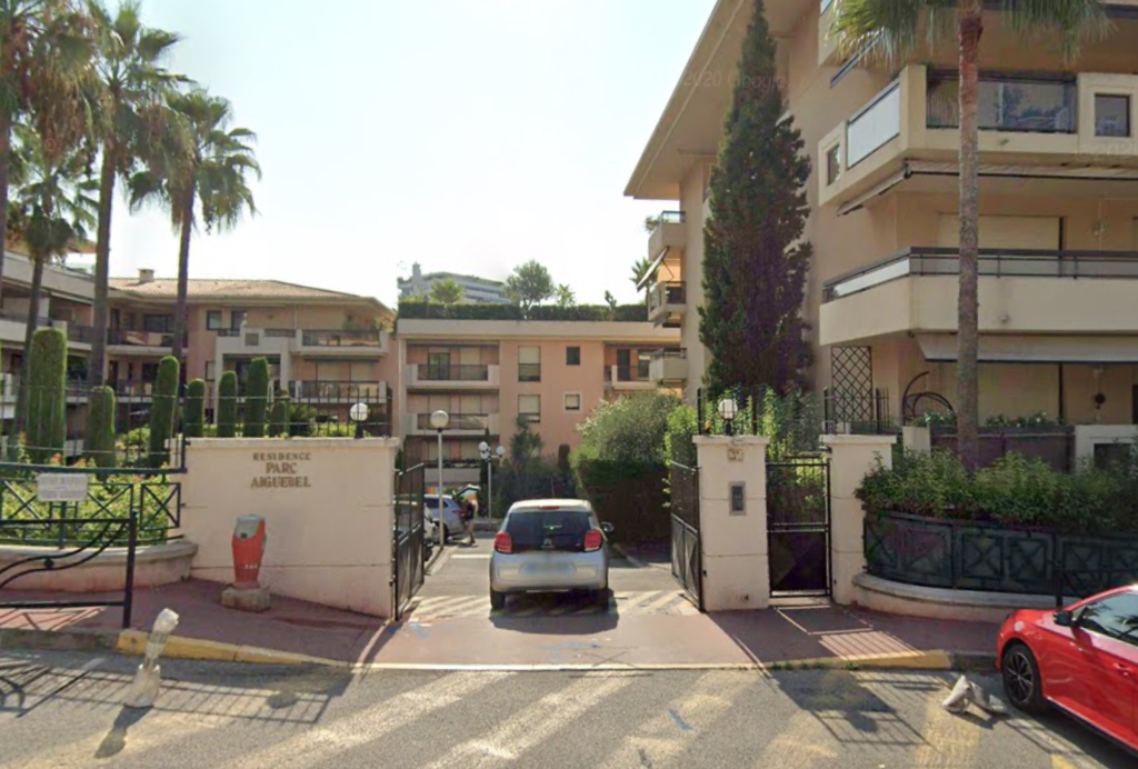 Le Parc Aiguebel est une résidence avec un agent de service Manet